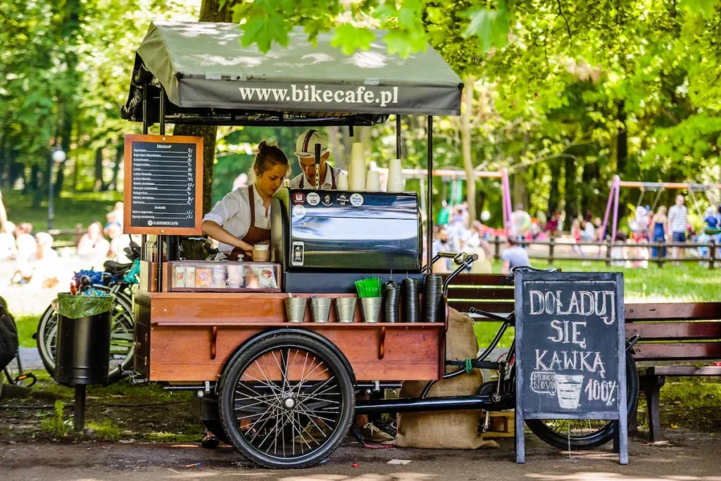 Rowerowa kawiarnia w parku miejskim