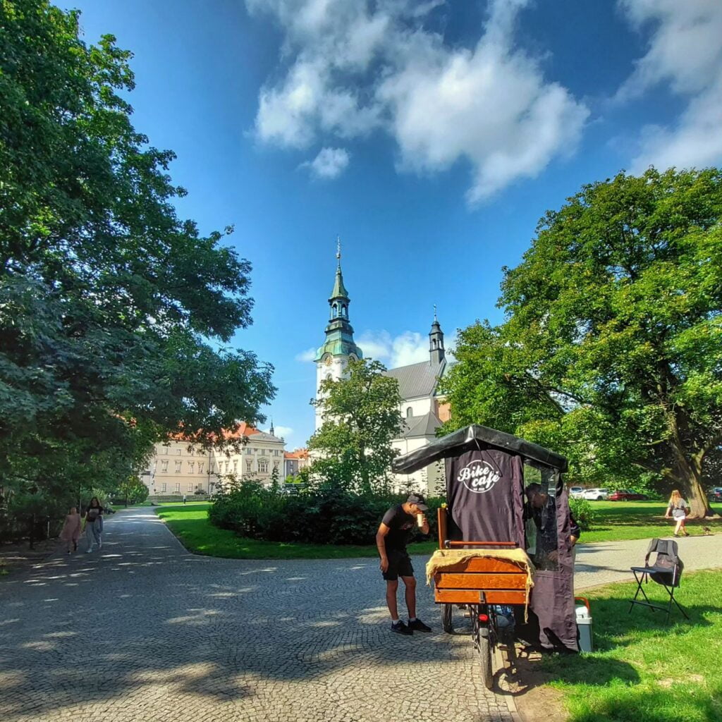 Rowerowa kawiarnia w parku miejskim